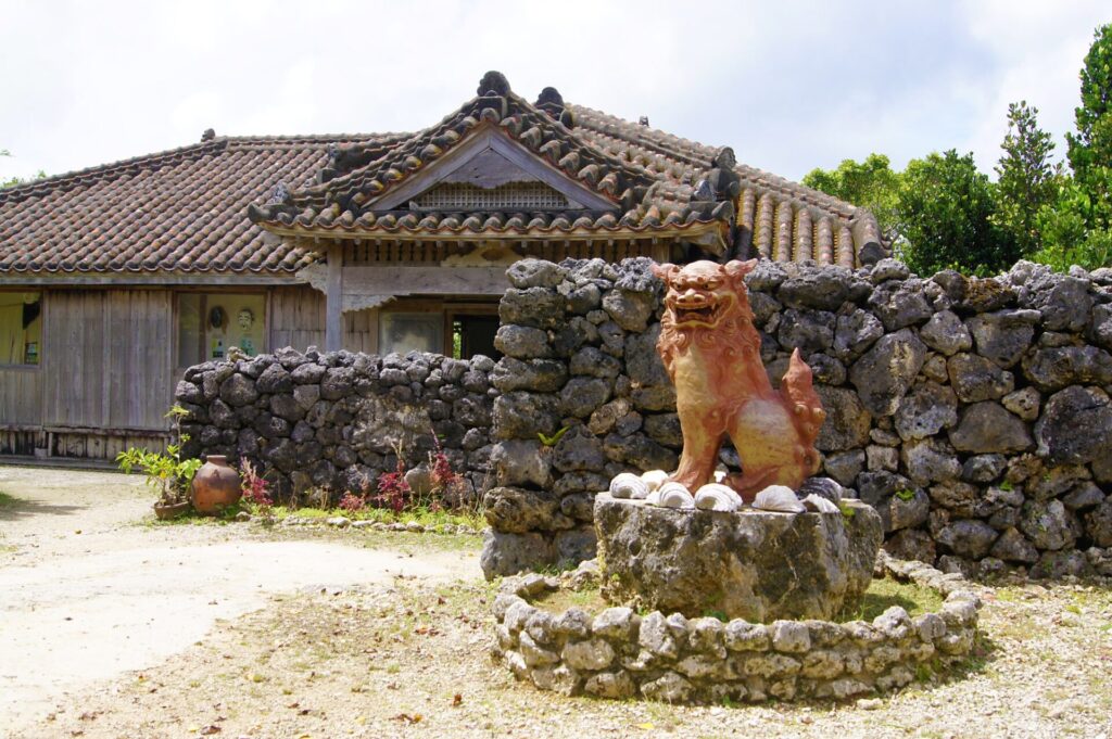 石垣やいま村とシーサー