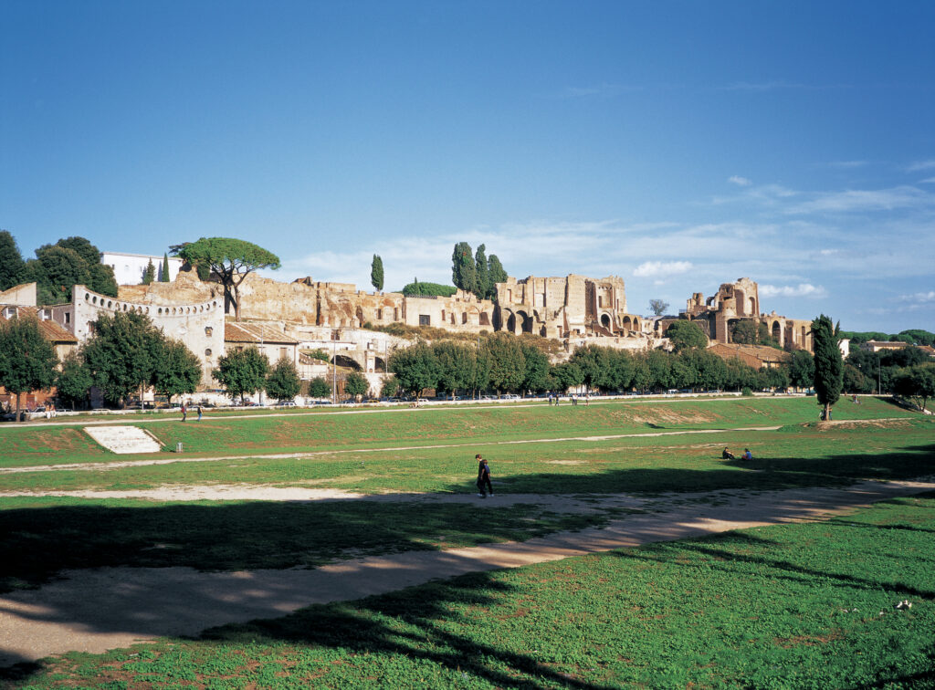 散歩する人々と チルコマッシモ