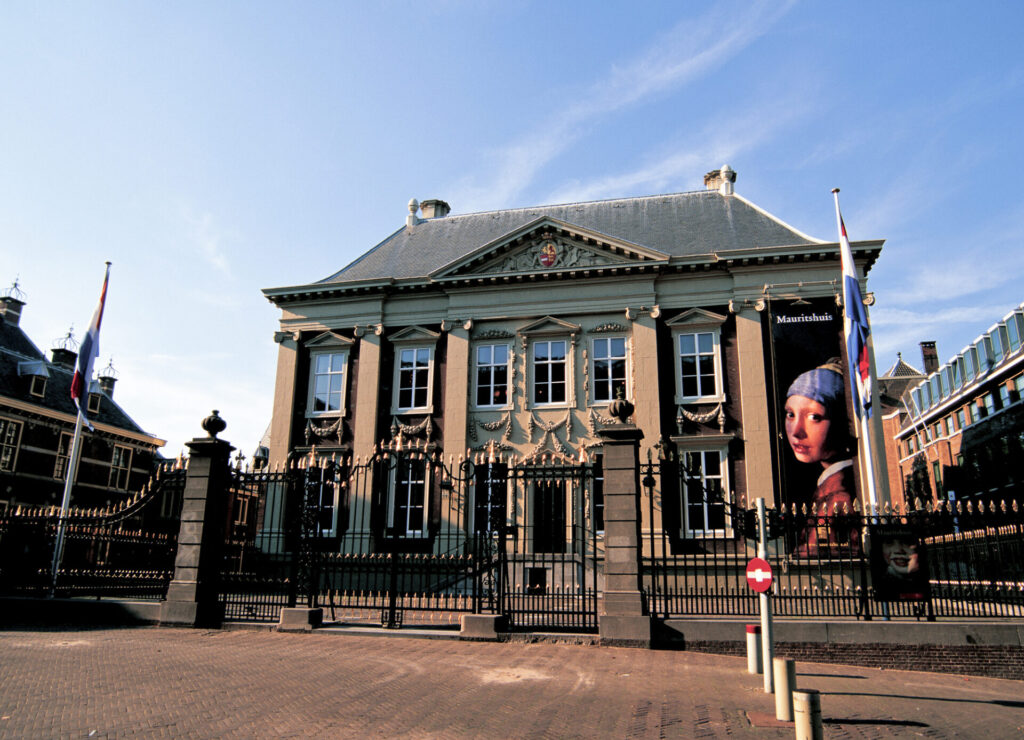 晴天下のマウリッツハイス美術館