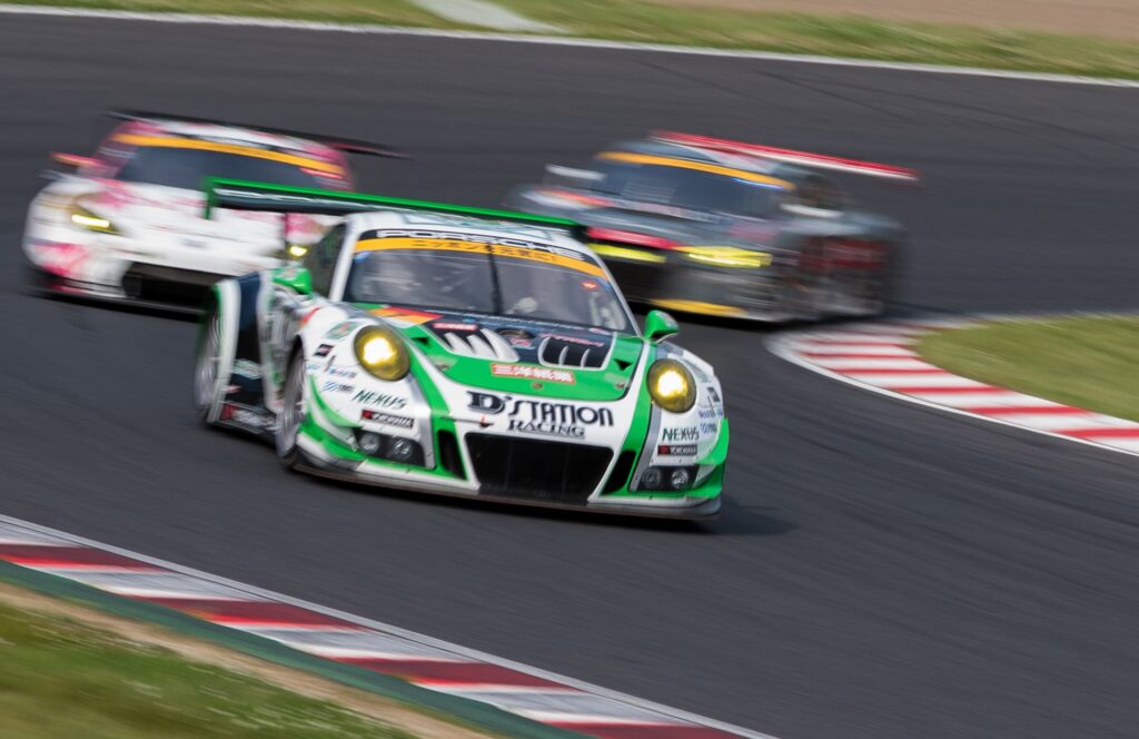 サーキット場を疾走するカーレース