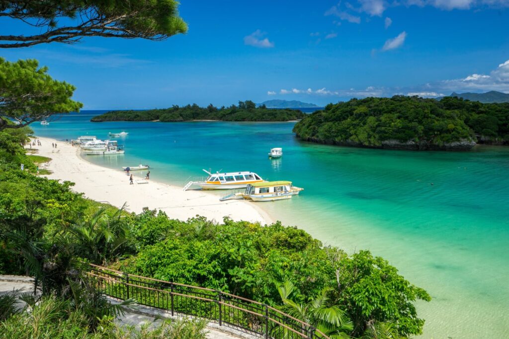川平公園から見る海とボート