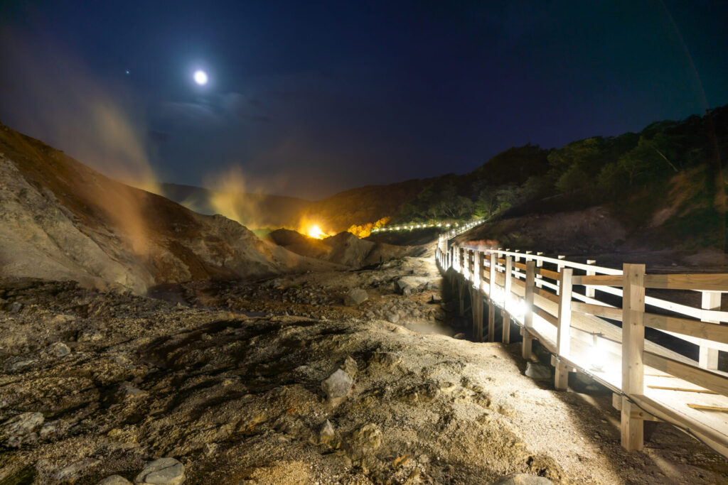 夜: 夜の地獄谷を歩く「鬼火の路 幻想と神秘の谷」