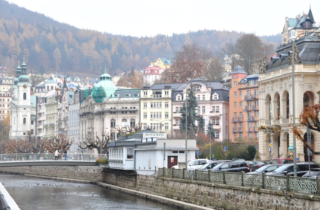 温泉リゾート カルロヴィ・ヴァリへの日帰り旅行