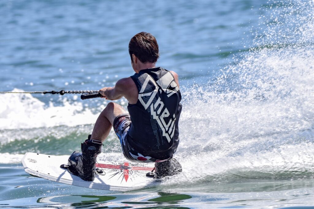 水上でウェイクボードに立つ方法