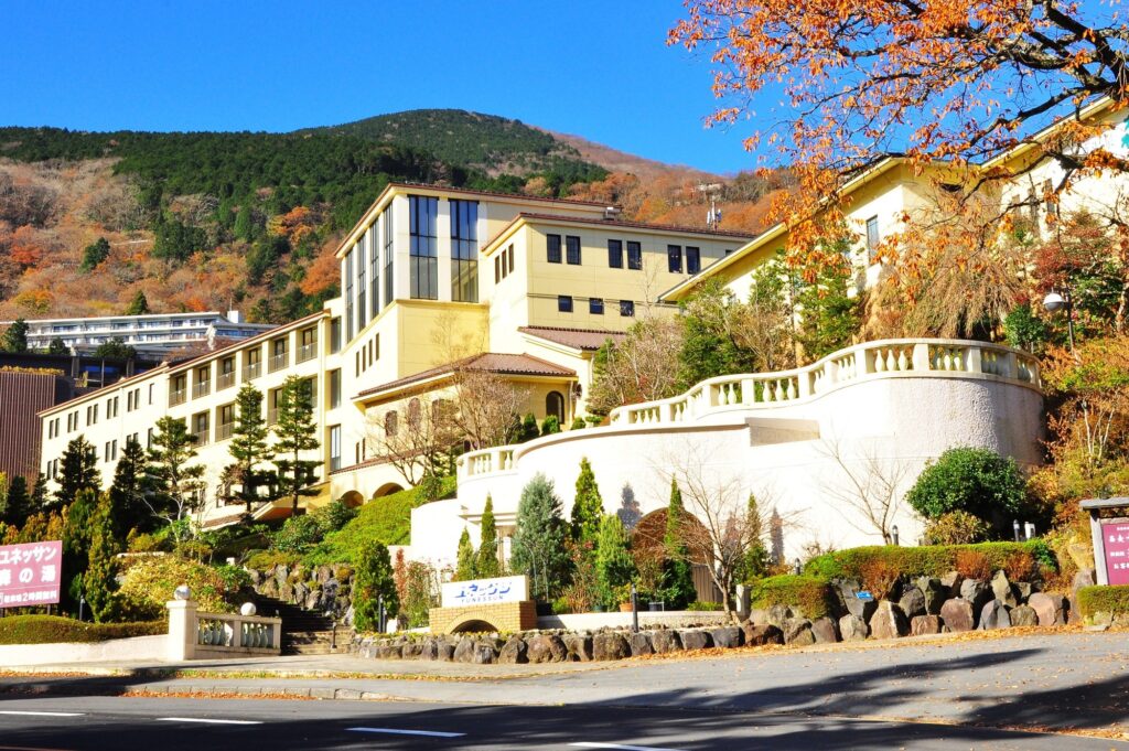 夕方: 箱根小涌園ユネッサンでリラクゼーション