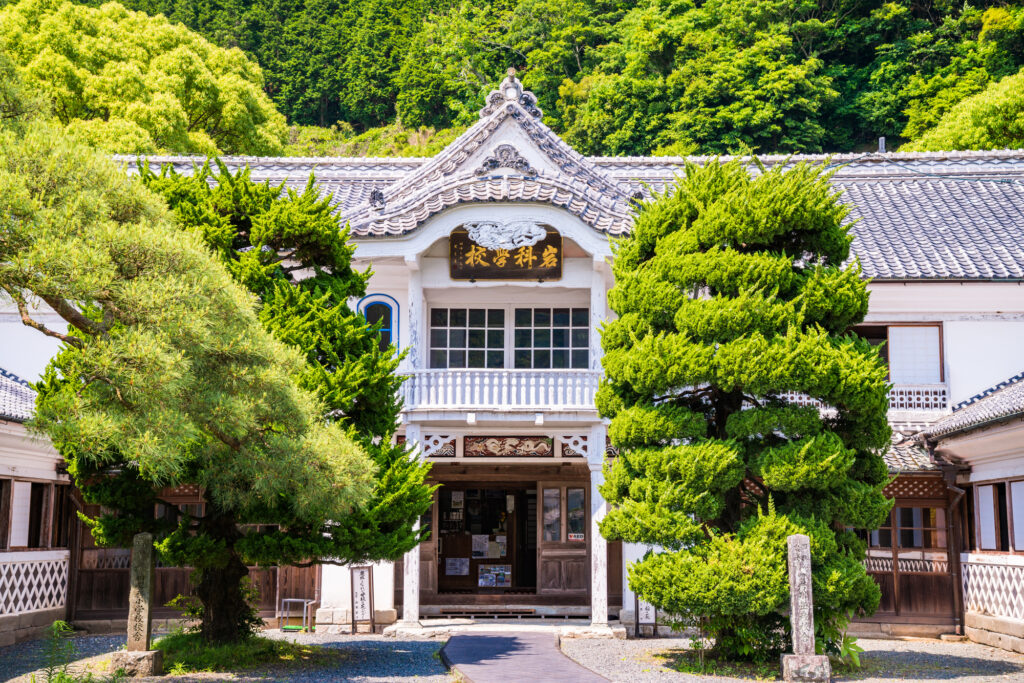 午後: 岩科学校で明治の風情を感じる