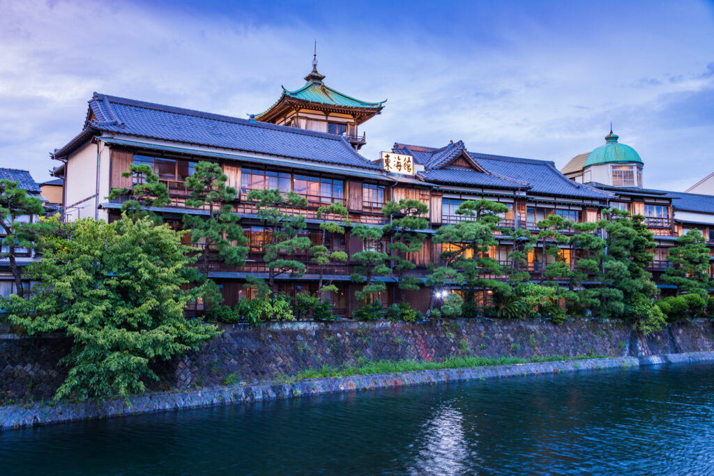 午後: 「東海館」で日本の伝統美にうっとり