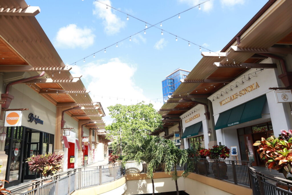 アラモアナセンターでのショッピングとランチ