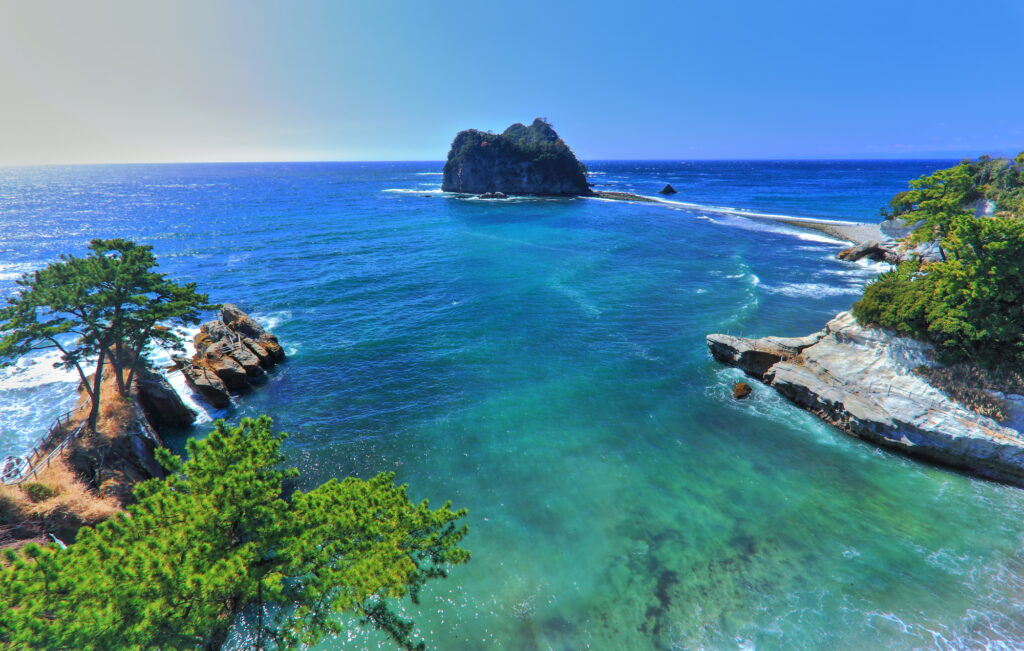 三四郎島のトンボロで海が割れて現れる道を体験