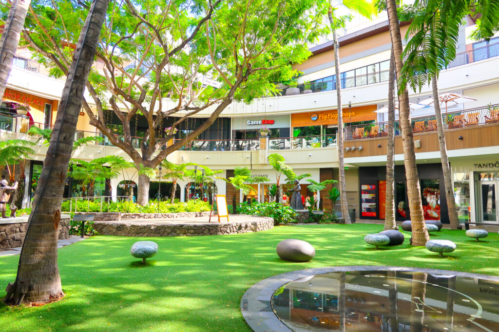 夜: インターナショナルマーケットプレイスでショッピング