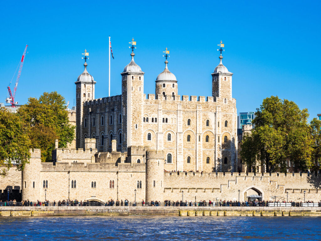 晴天下のロンドン塔