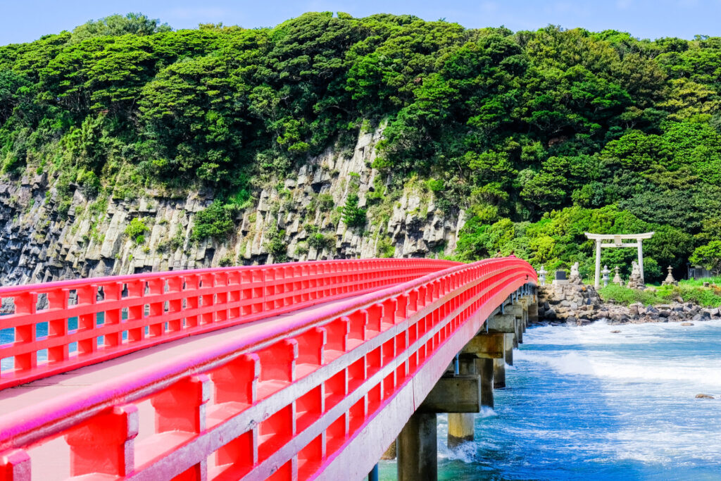 夜: フォトジェニックな雄島の真っ赤な橋で写真撮影