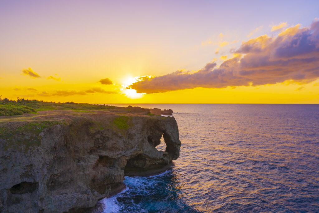夕方: 万座毛で海を眺める
