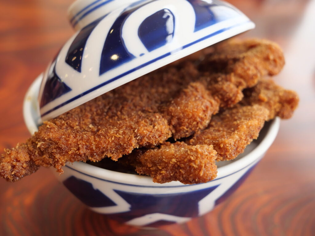 午後: ヨーロッパ軒でソースカツ丼を堪能