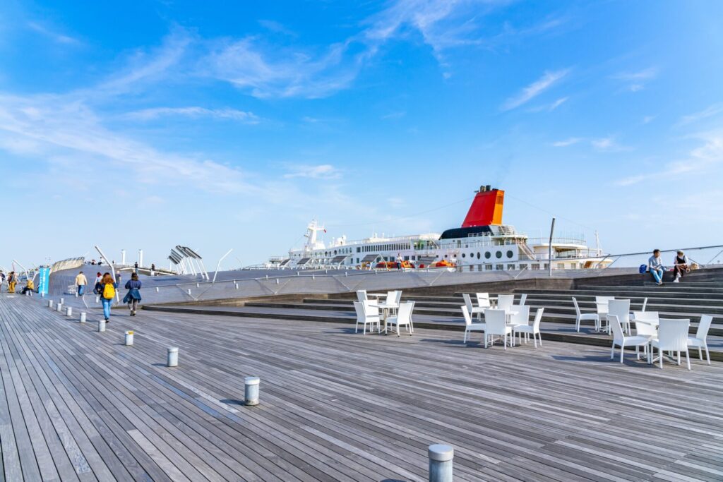 横浜大さん橋と豪華客船