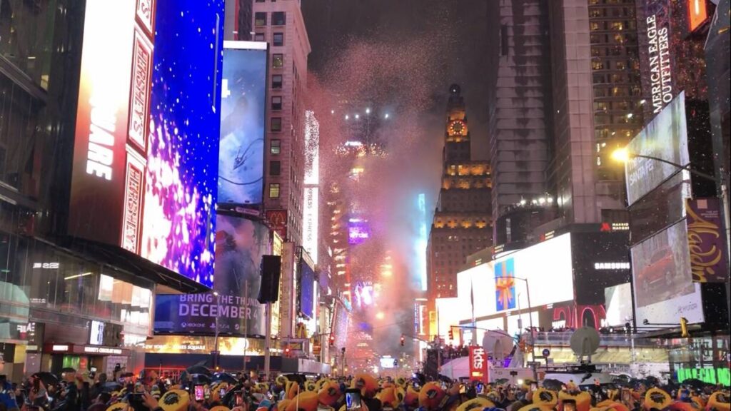 世界中の旅行客とニューヨークでカウントダウン