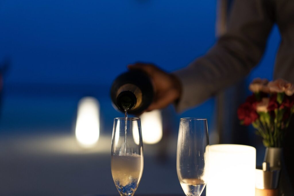 夜の海とシャンパン