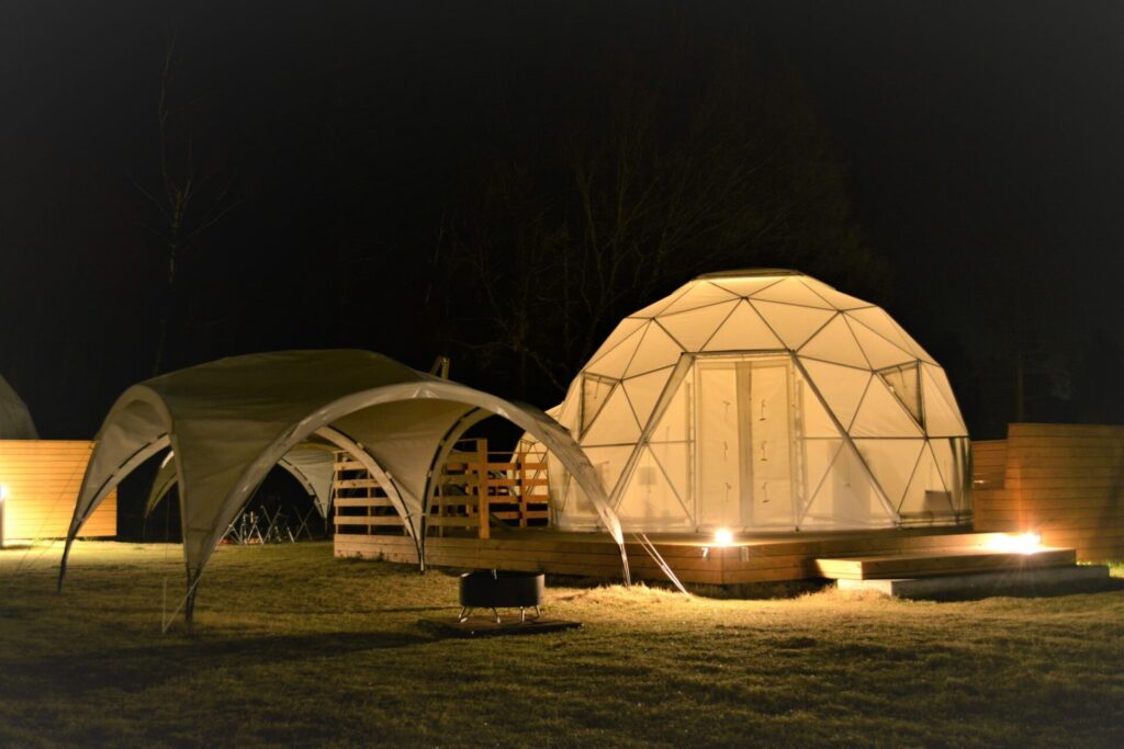 夜のドームテントでグランピング