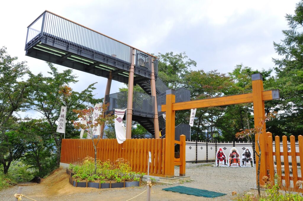午後:武田信玄の戦国広場 絶景やぐら