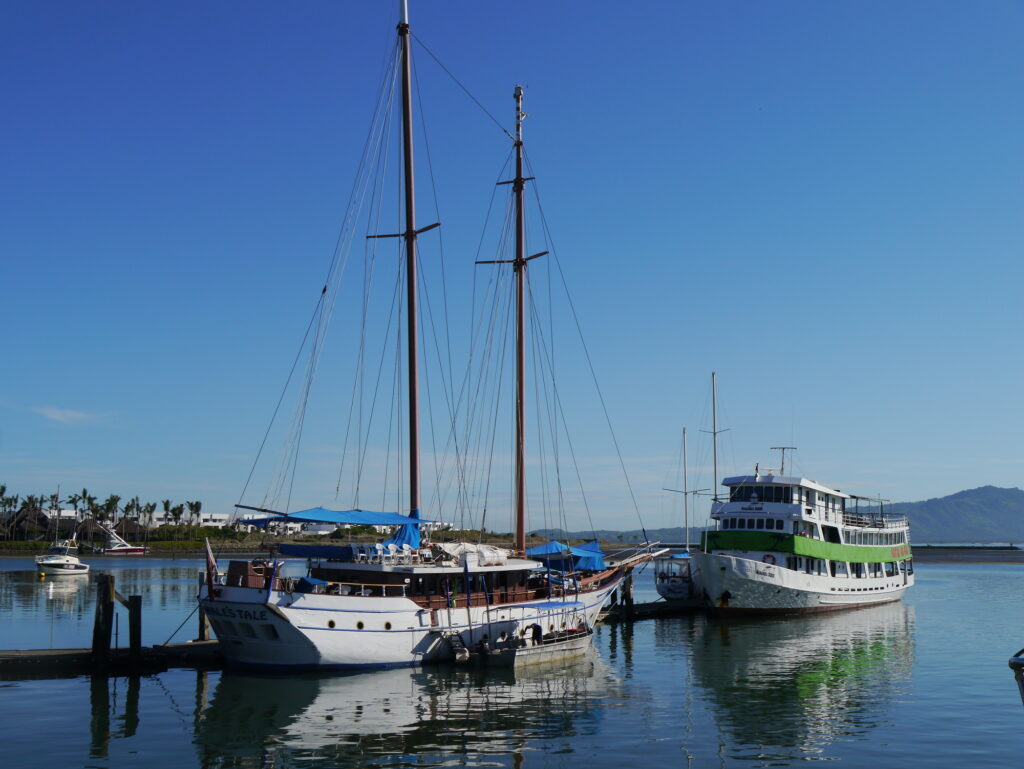 夜: デラナウ 港