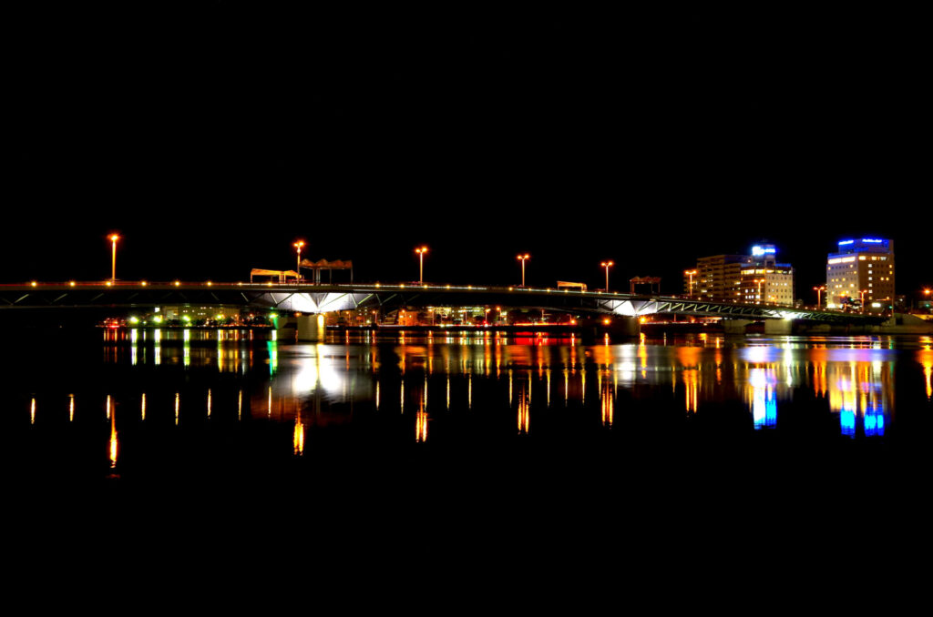 宍道湖大橋と松江しんじ湖温泉街の夜景 … 島根県 松江市（晴れ）