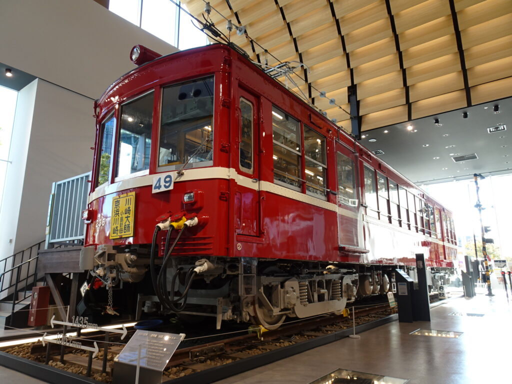 京急ミュージアムに展示されている京急230形 236号車電車