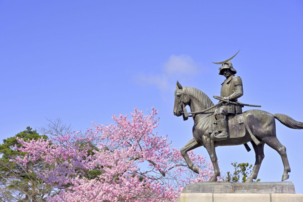 桜と伊達政宗騎馬像