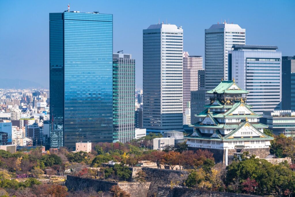 大阪城と高層ビル群