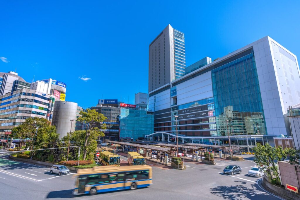 日本の横浜都市景観 青空に映える横浜駅西口