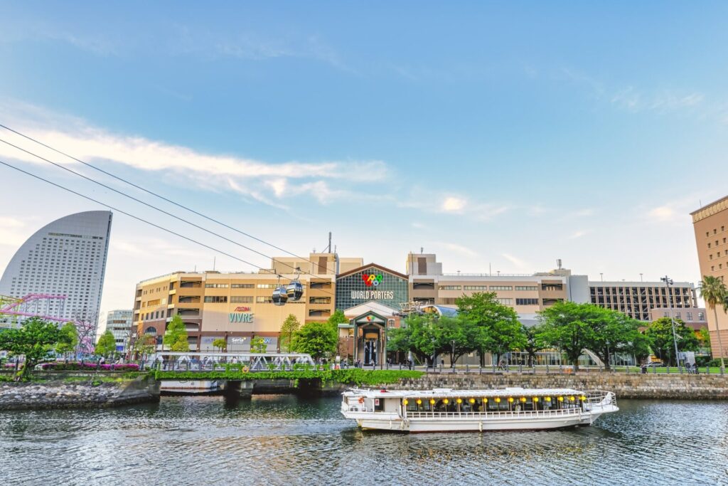 ワールドポーターズ前をクルーズ船が通る