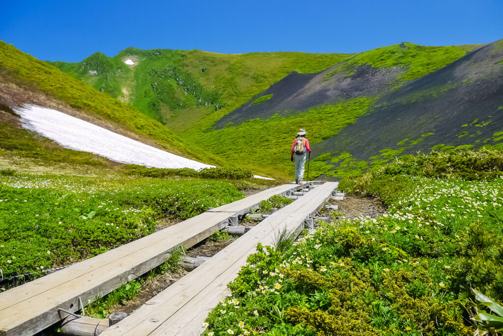 トレッキング初心者におすすめの季節と山