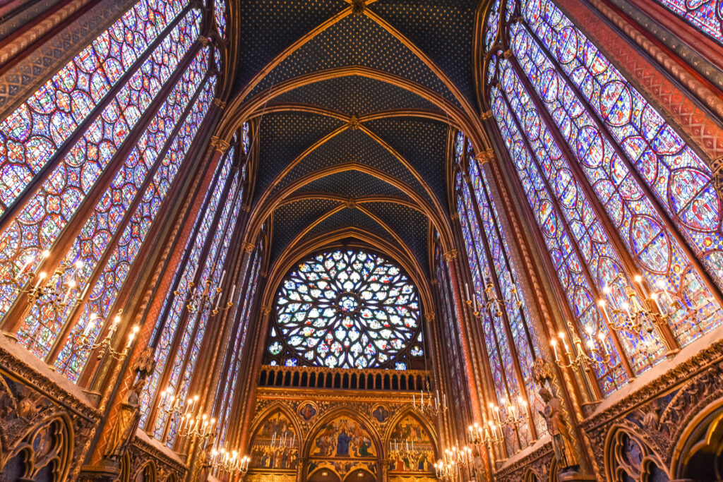 ゴシック建築の最高傑作と称される美しい礼拝堂・サントシャペル教会のステンドグラス