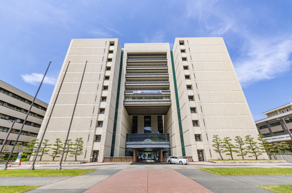 夕方: 福井県庁を訪れる