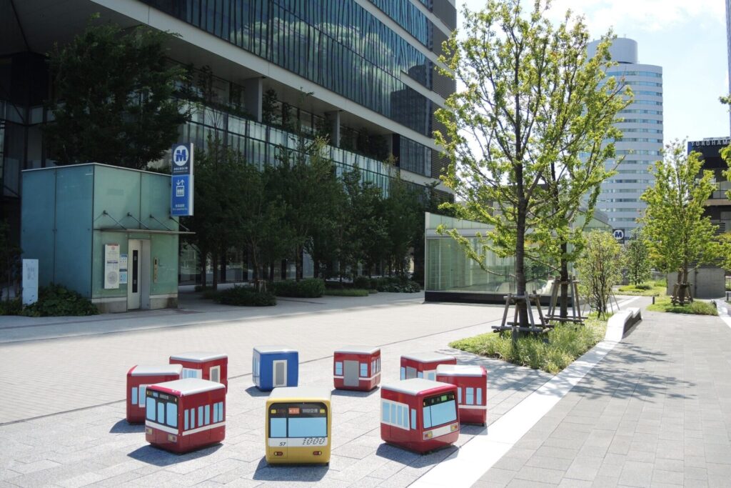  横浜 京急ミュージアム前の電車型ベンチは子供が喜ぶスポット