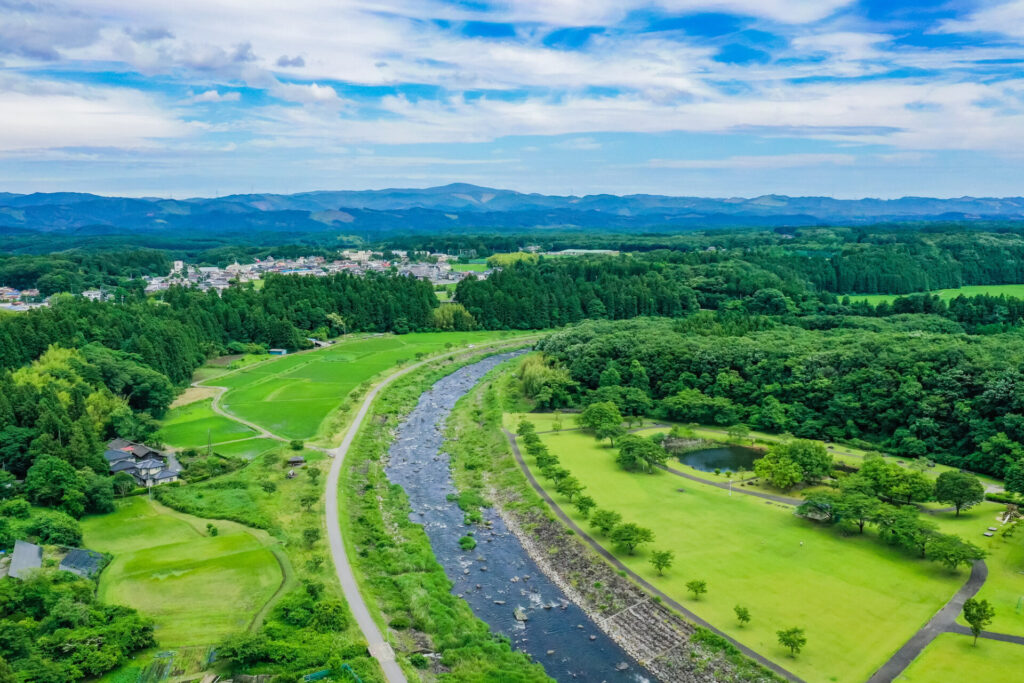 緑豊かな川の上空から撮影、美しい新緑の那須高原、那須塩原