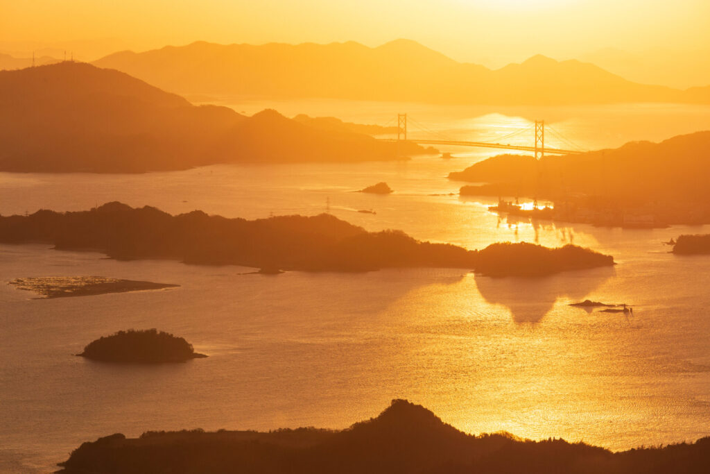 瀬戸内海のしまなみの夜明け