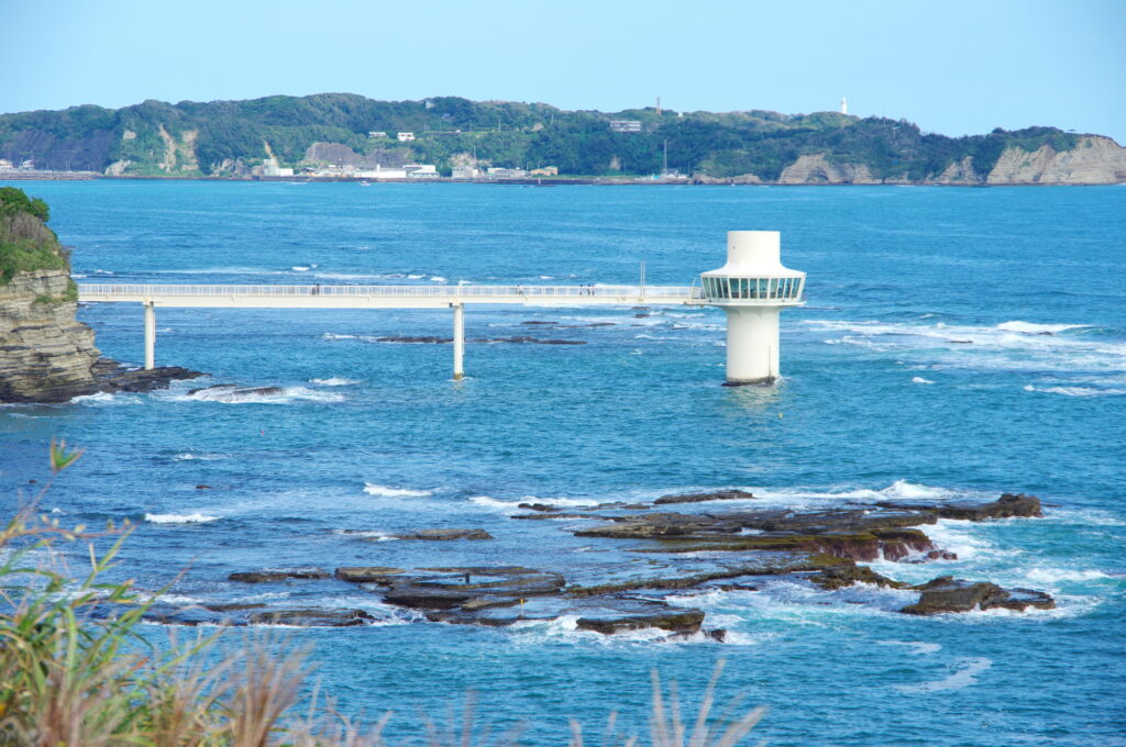 海に浮かぶ海中展望塔