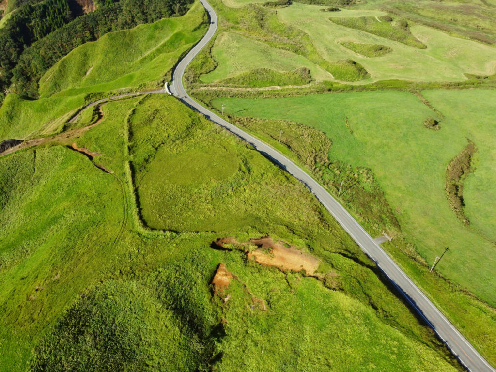熊本・上から見た阿蘇ミルクロードと草原