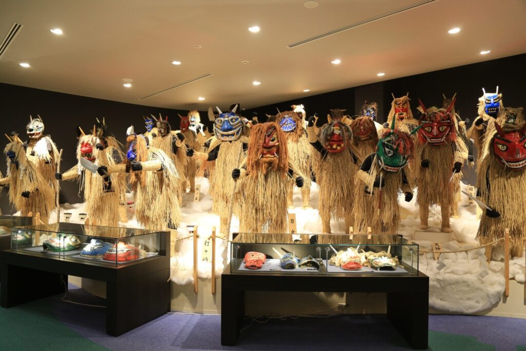 夕方: 秋田の民族行事「なまはげ」を学ぶ／なまはげ館