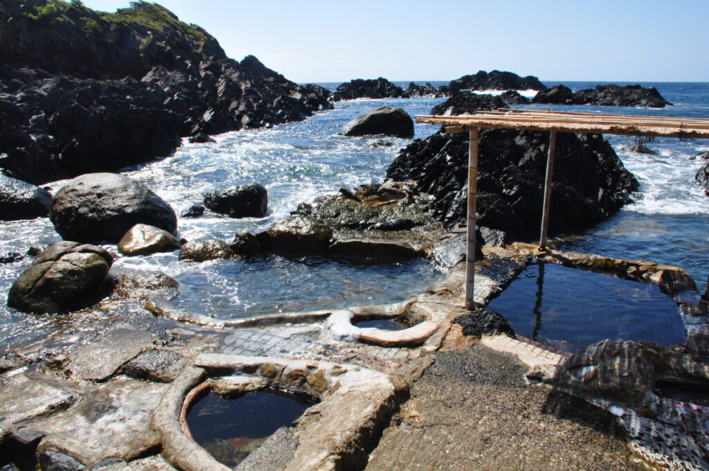 晴天下の平内海中温泉