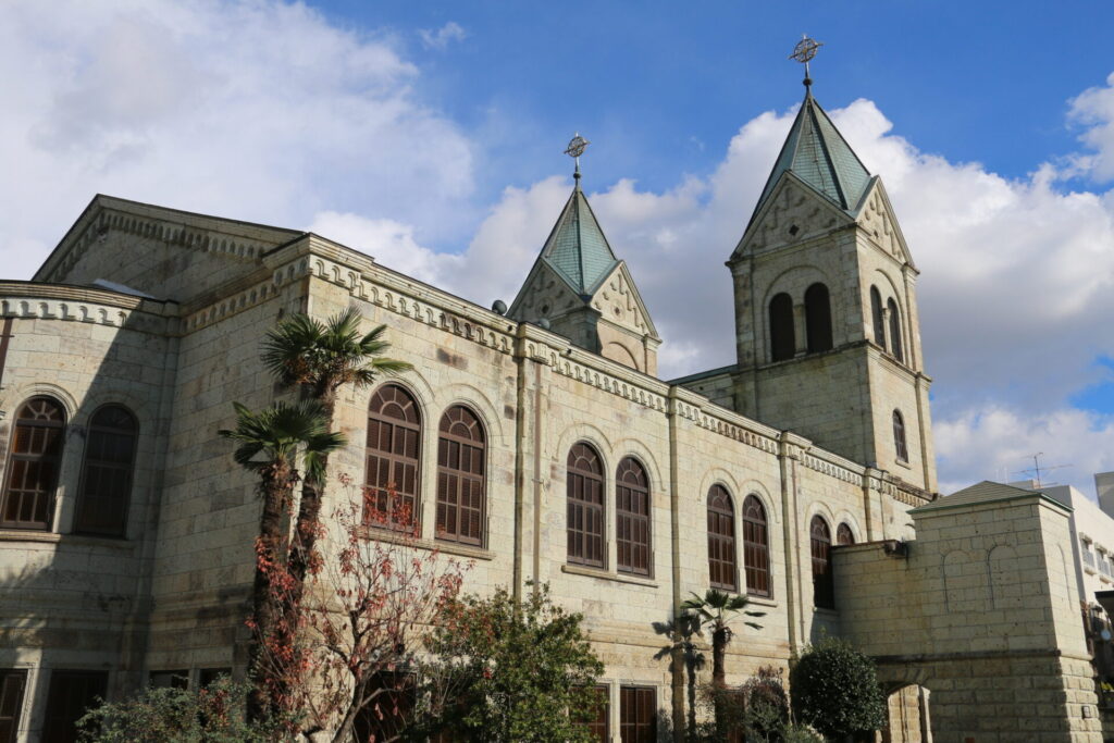 夕方: カトリック松が峰教会での静 contemplation