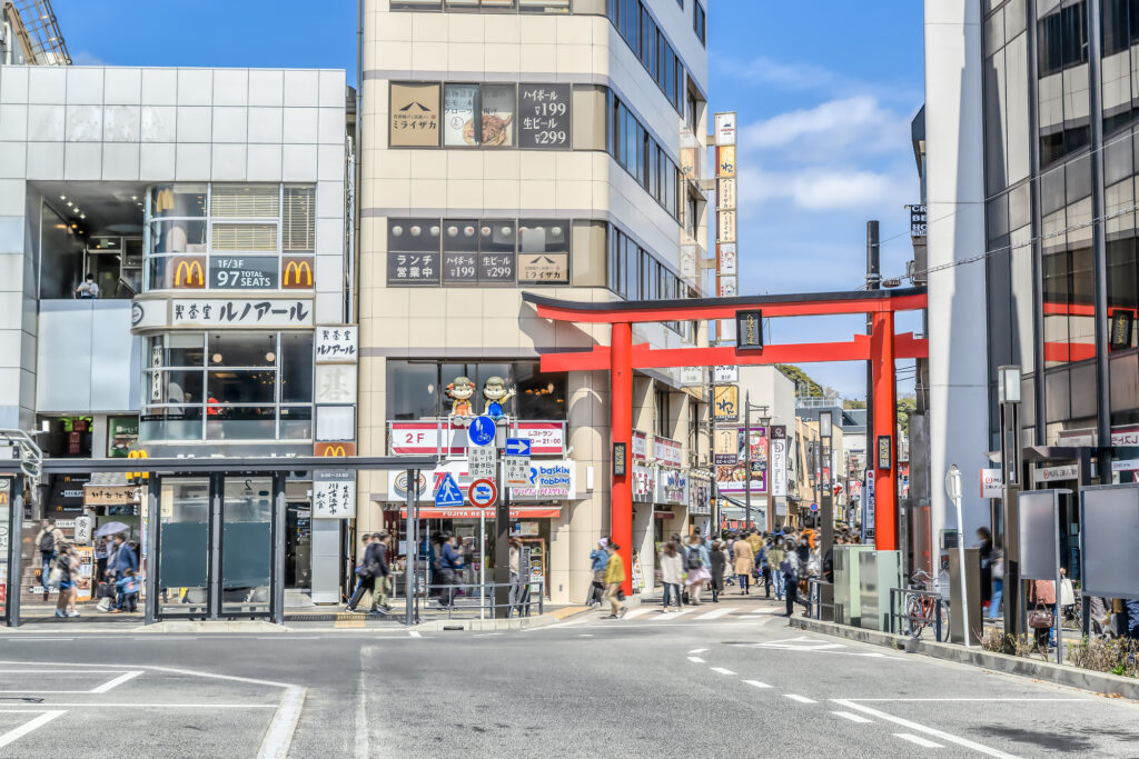 午後: 小町通りでぶらぶら食べ歩き