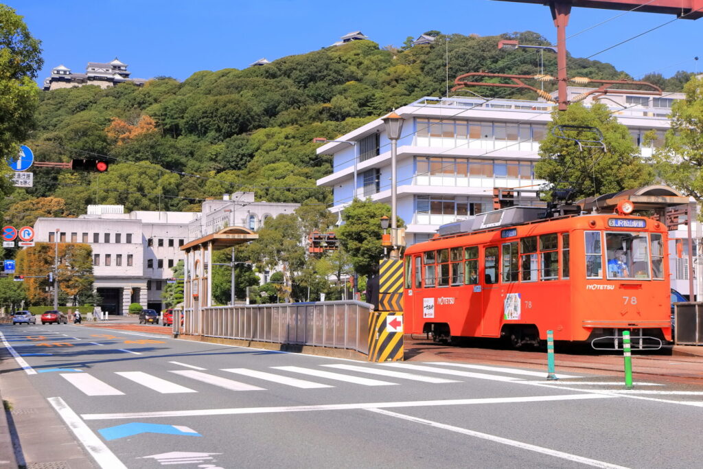 【愛媛県】松山市役所前から見た秋の松山城と伊予鉄電車