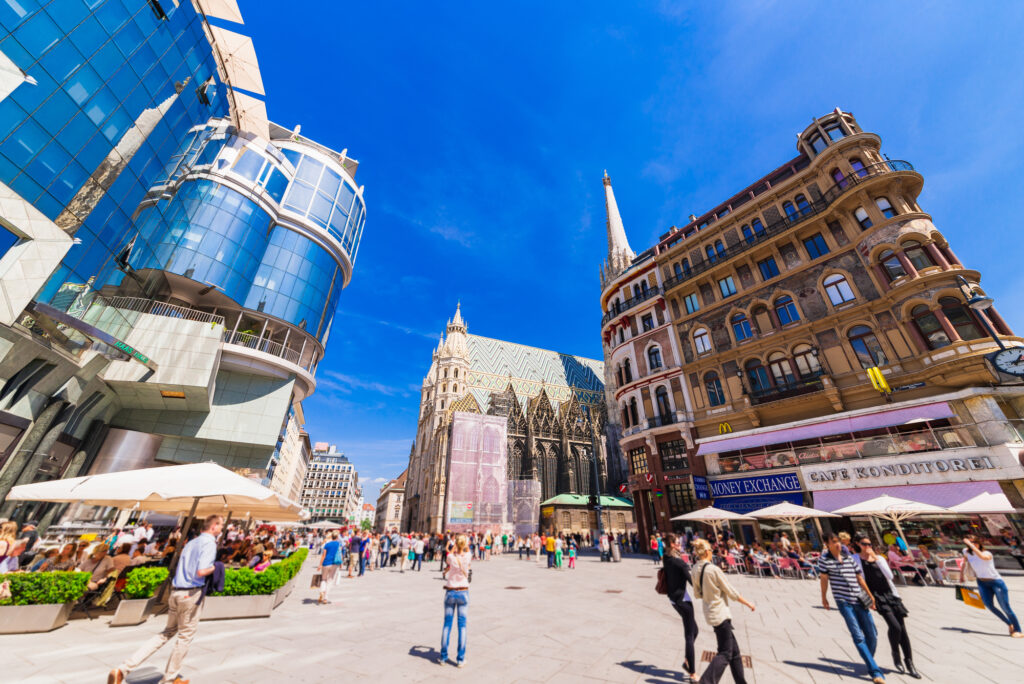 ウィーン　シュテファン大聖堂とケルントナー通りの町並み