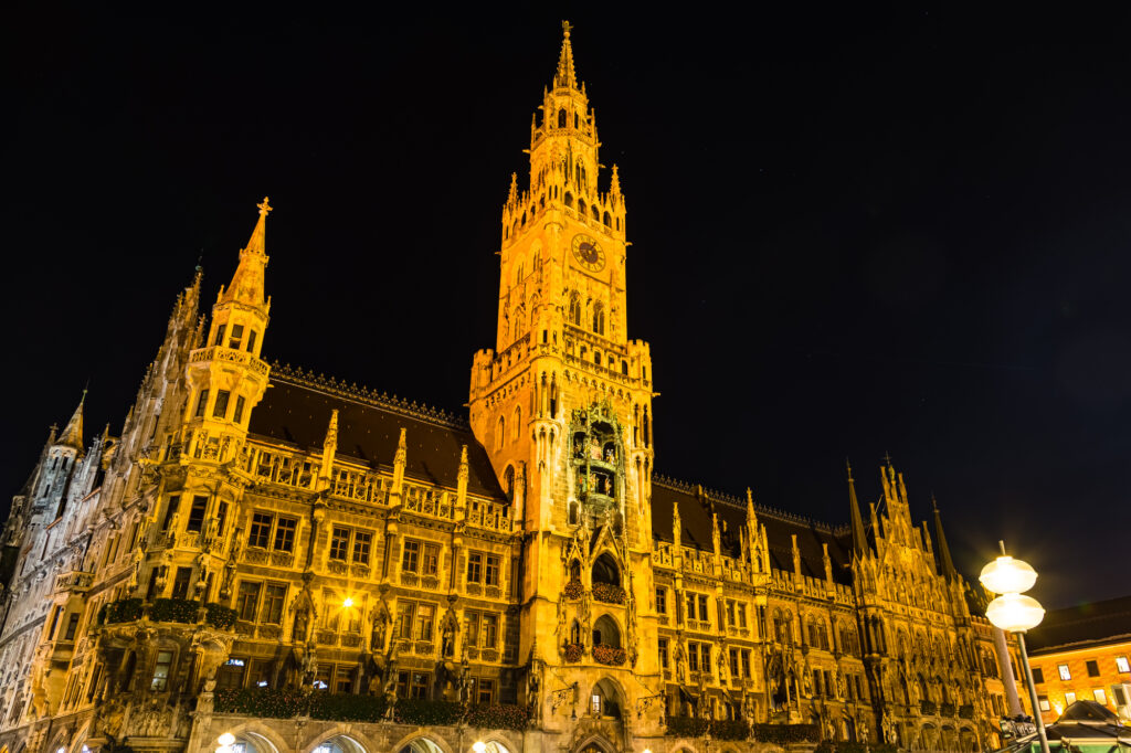 ドイツ　ミュンヘンのマリエン広場に建つライ