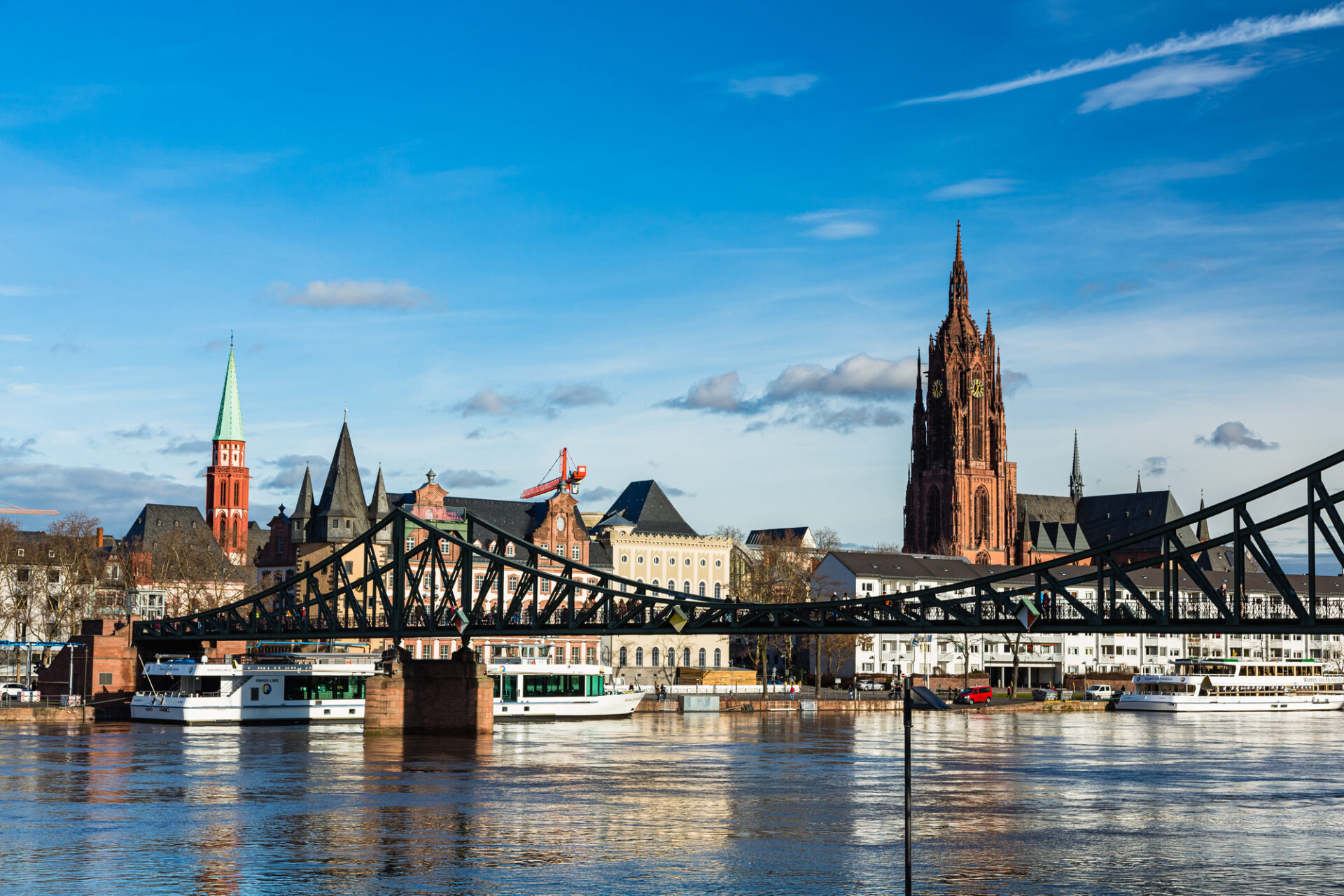 ドイツ　フランクフルト・アム・マインのマイン川にかかる鉄の橋と遠くに見える聖バルトロメウス大聖堂