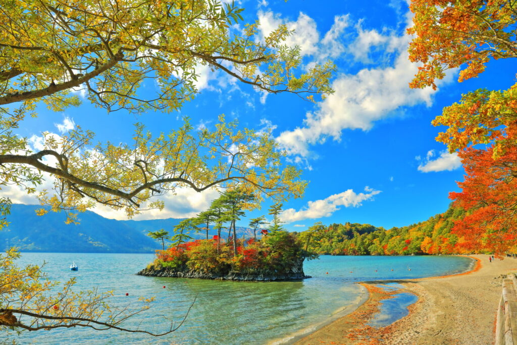 十和田湖の紅葉と大黒神社