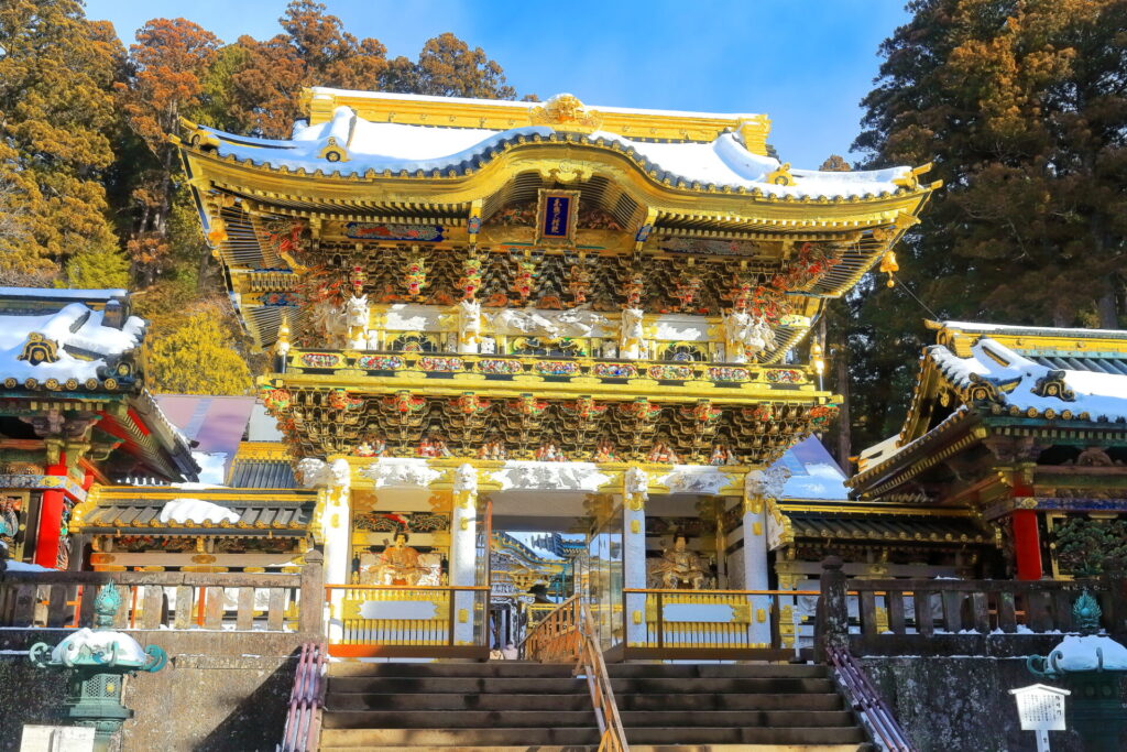 晴天下の陽明門