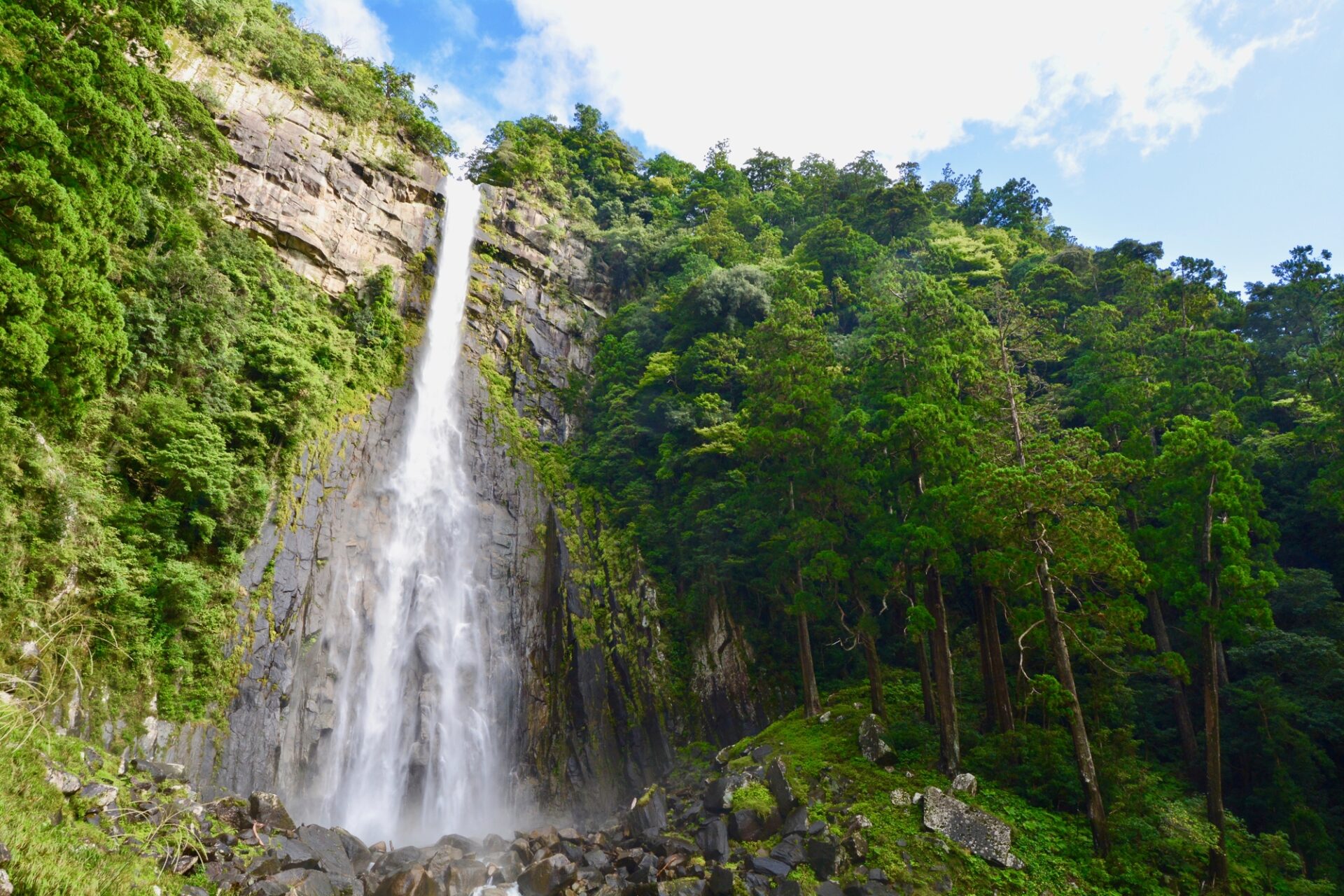 日本三名瀑の一つの那智の滝