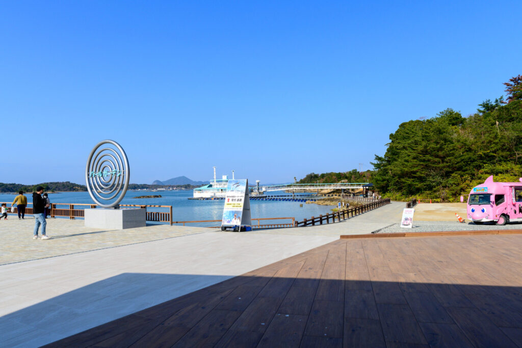 夕方: 天草パールガーデン&海中水族館シードーナツでランチやお土産ショッピング
